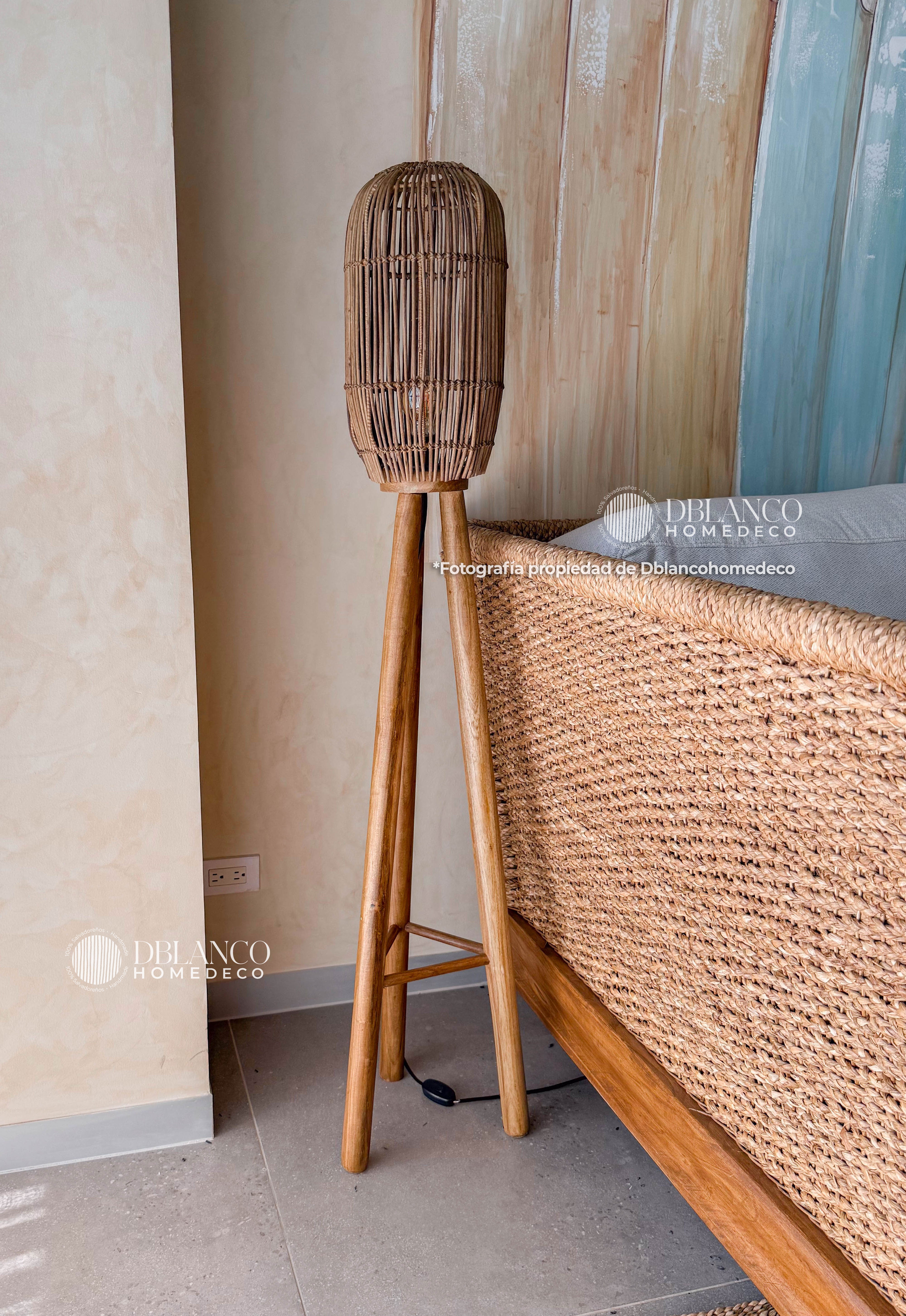 NATURAL TRIPODE LAMP