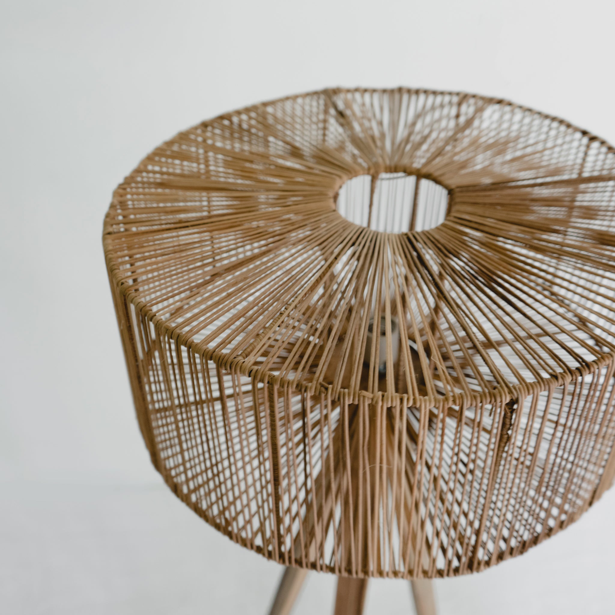 TRIPOD FLOOR LAMP (LÁMPARA)