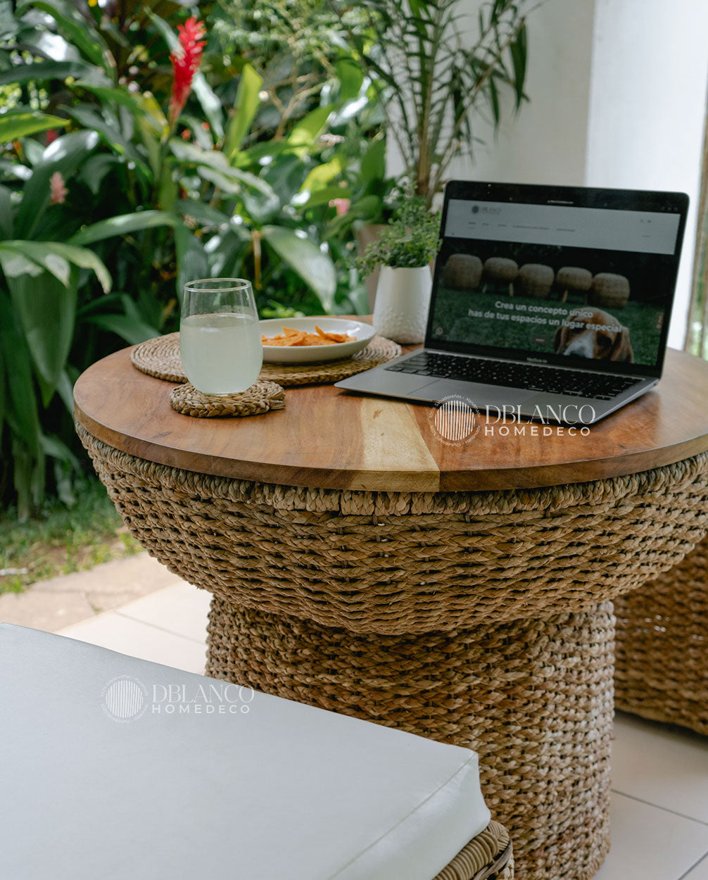 CURVED TABLE