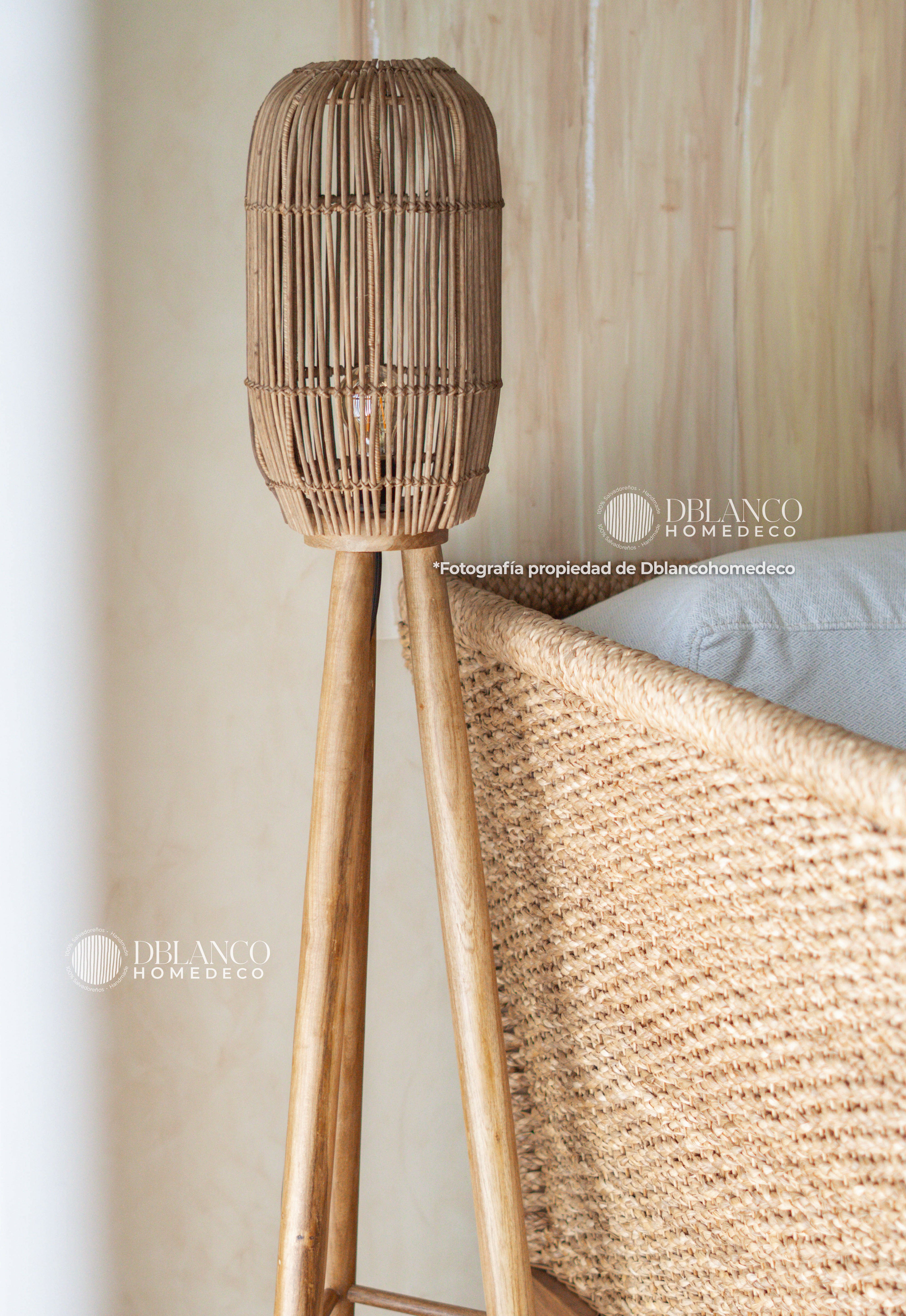 NATURAL TRIPODE LAMP